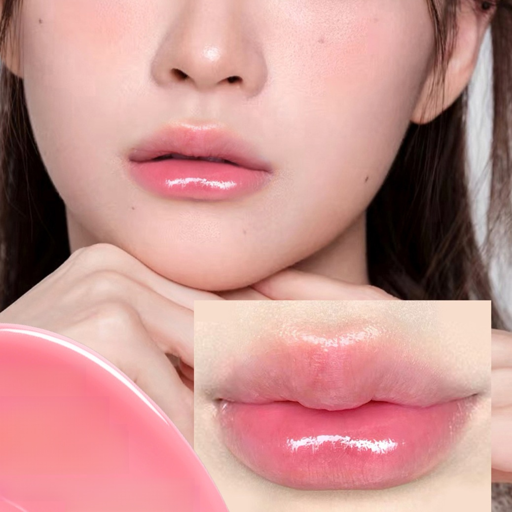 입술 위에 바른 화이트 누드 립글로스