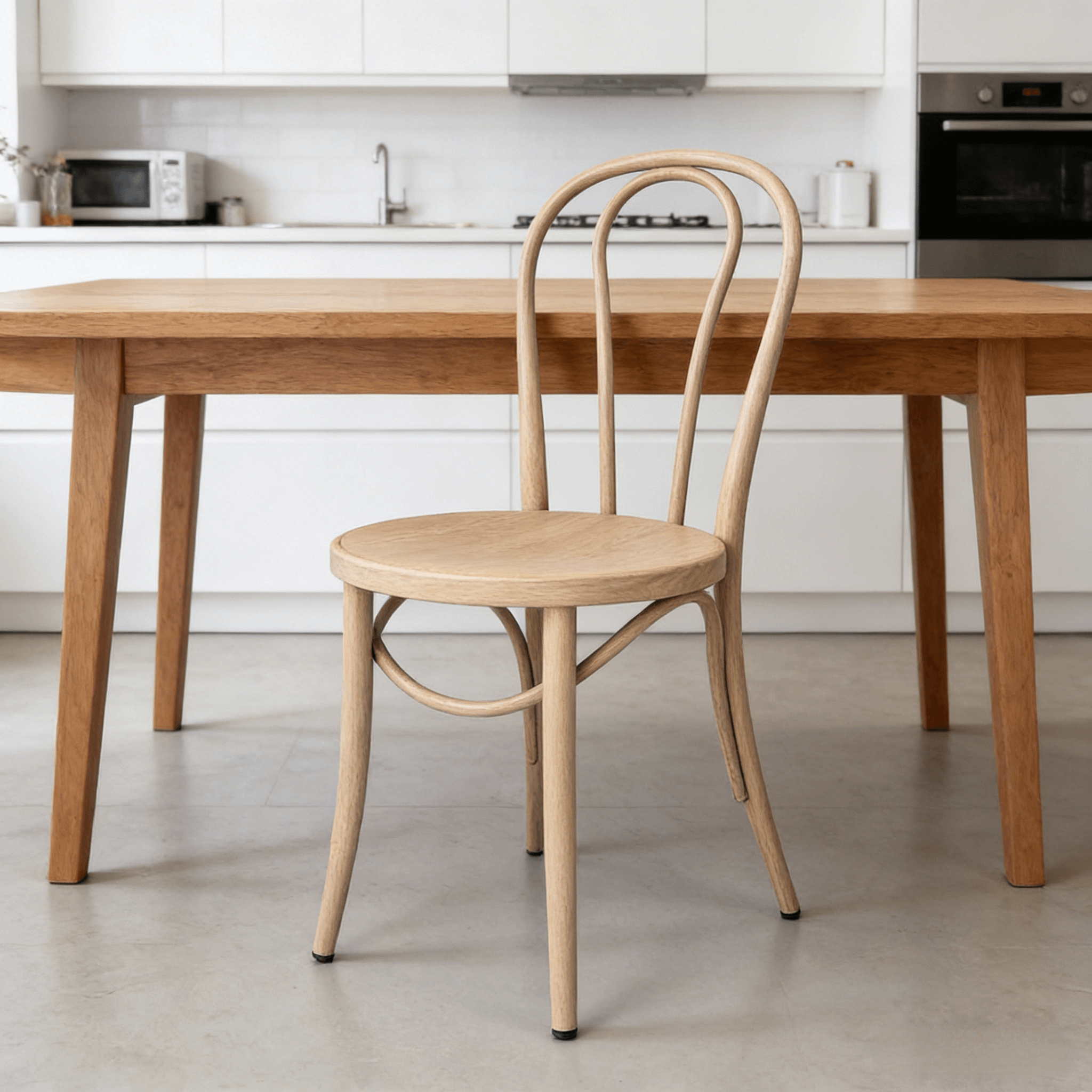 철제 소재의 미니멀리즘 스타일 식탁 의자