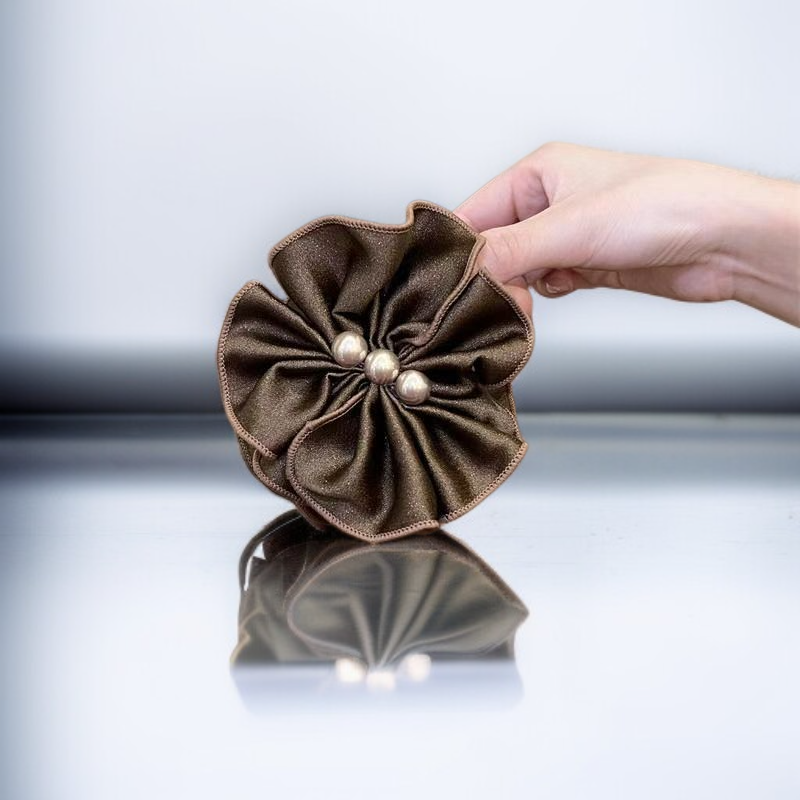 サテンパールのヘッドピースを着用したモデル