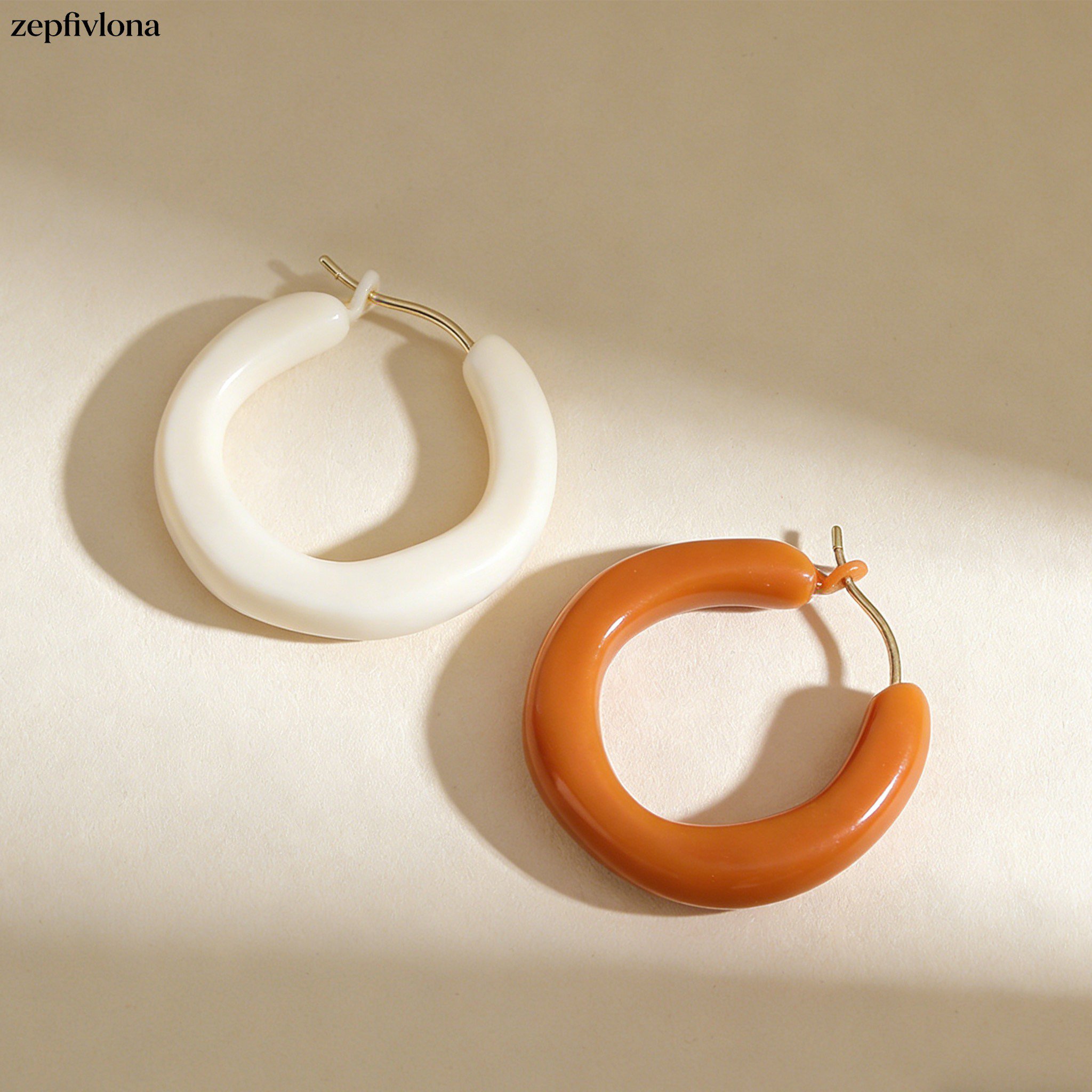 シンプルデザインのイヤリングを着用した女性