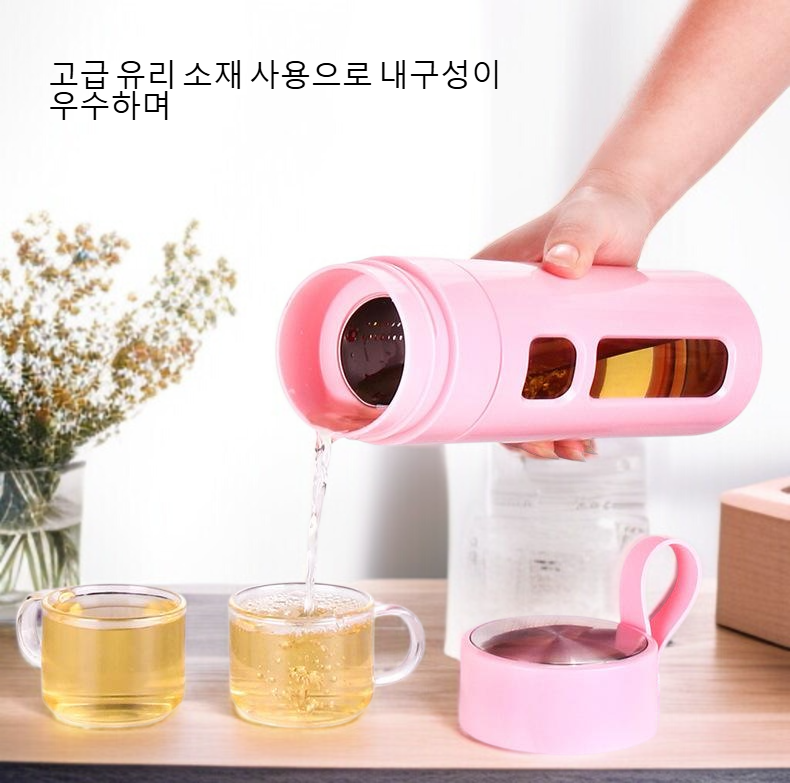 단열 기능이 강조된 유리 물컵 측면 사진