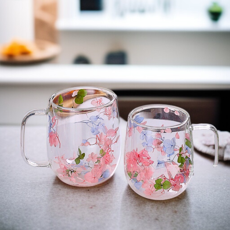 Detalle de pétalos de flores secas en taza de café