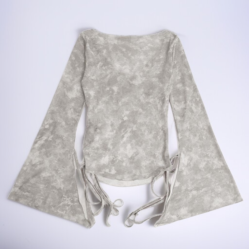 レトロなリボンデザインが特徴的なタイダイ柄の長袖トップス