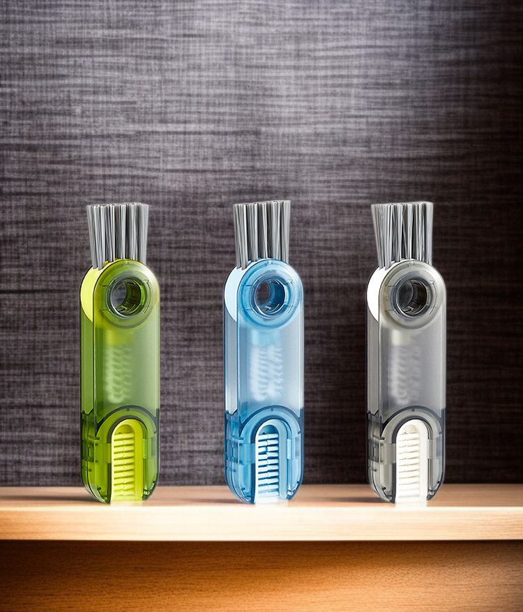 브러시로 컵 내부 닦는 장면