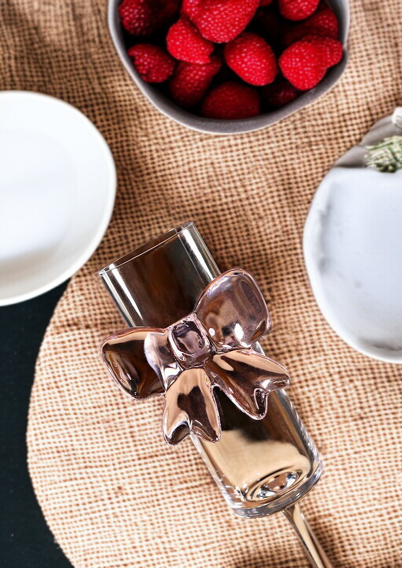 ユニークなデザインのシャンパンフルートグラス