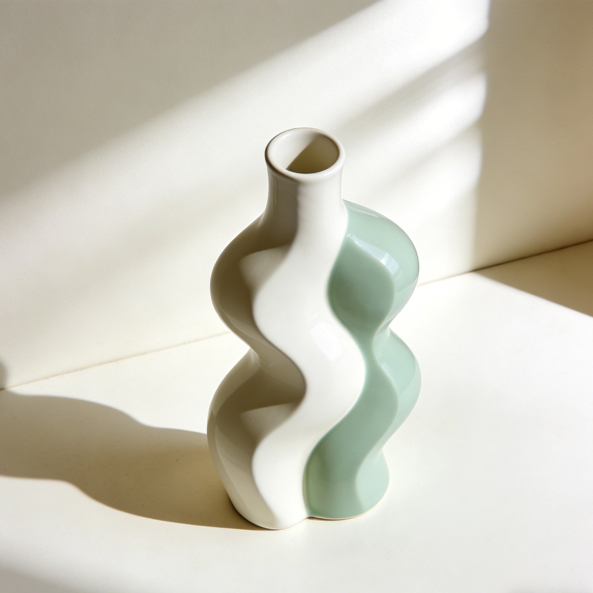 白い陶器花瓶に花を生けた様子