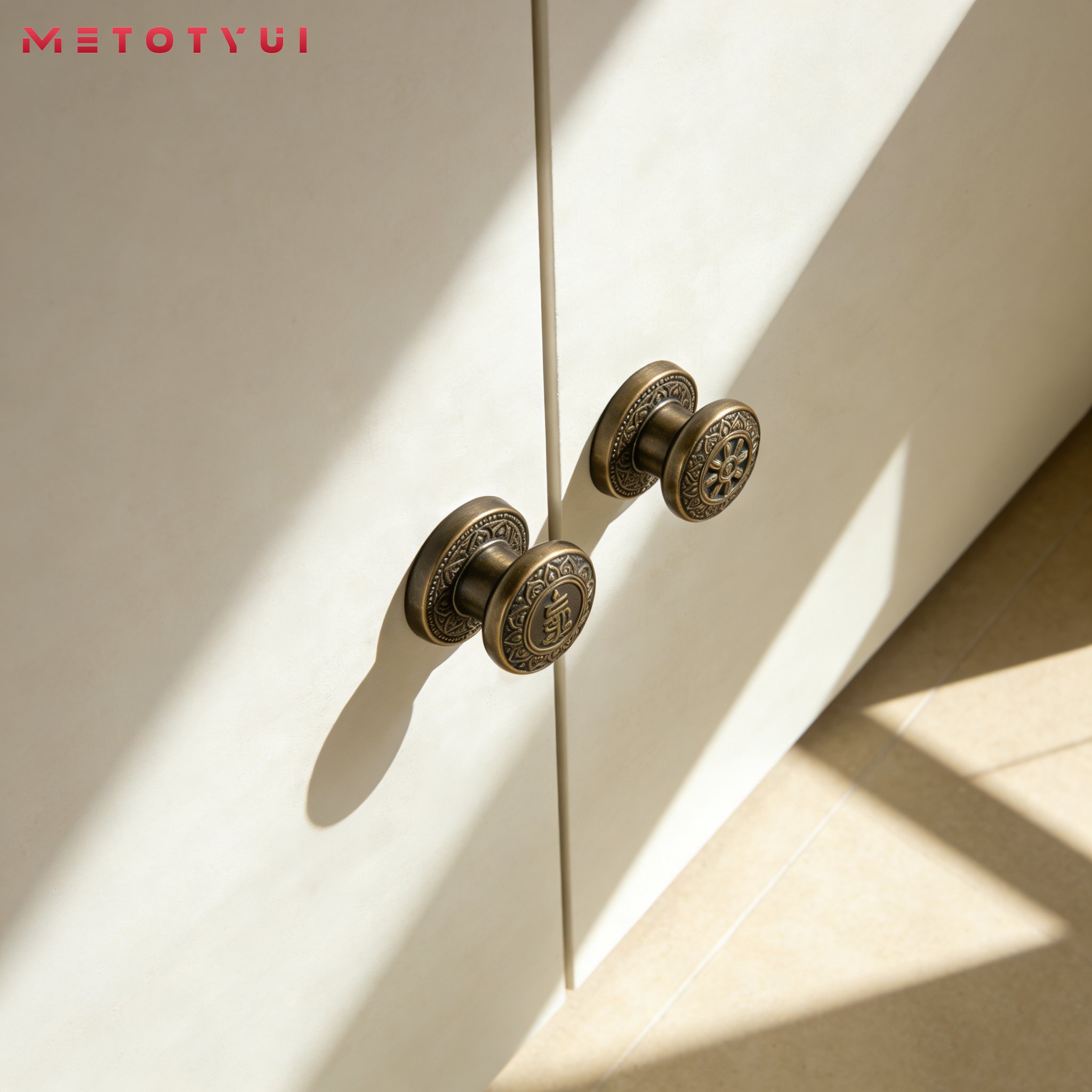 มือจับบรอนซ์โบราณสำหรับประตูตู้