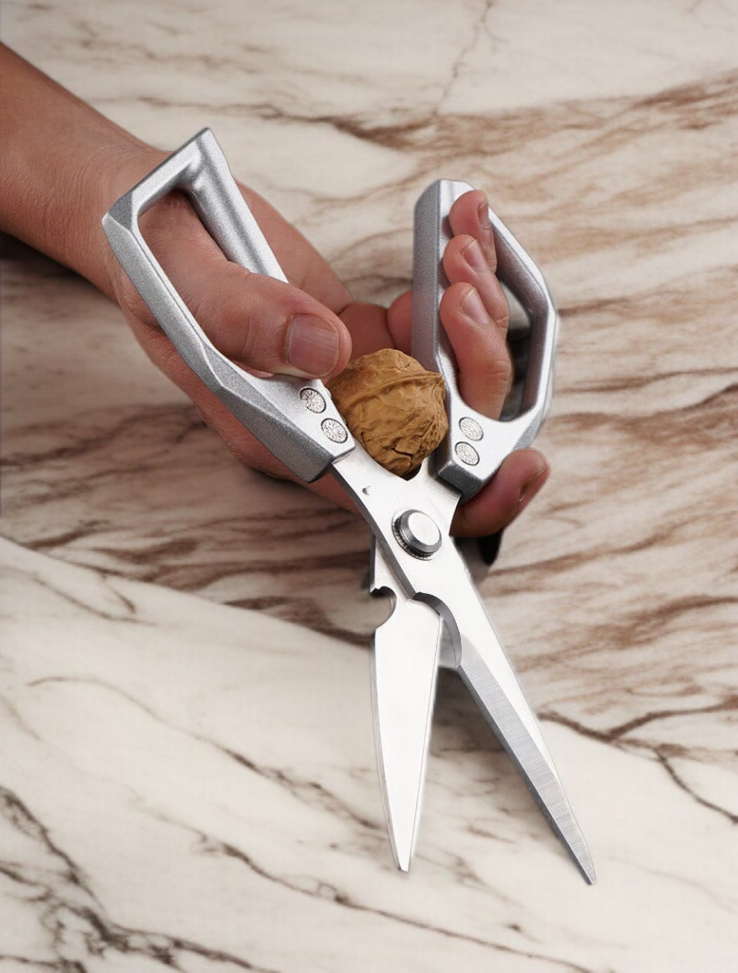 가위로 생선 손질하는 모습