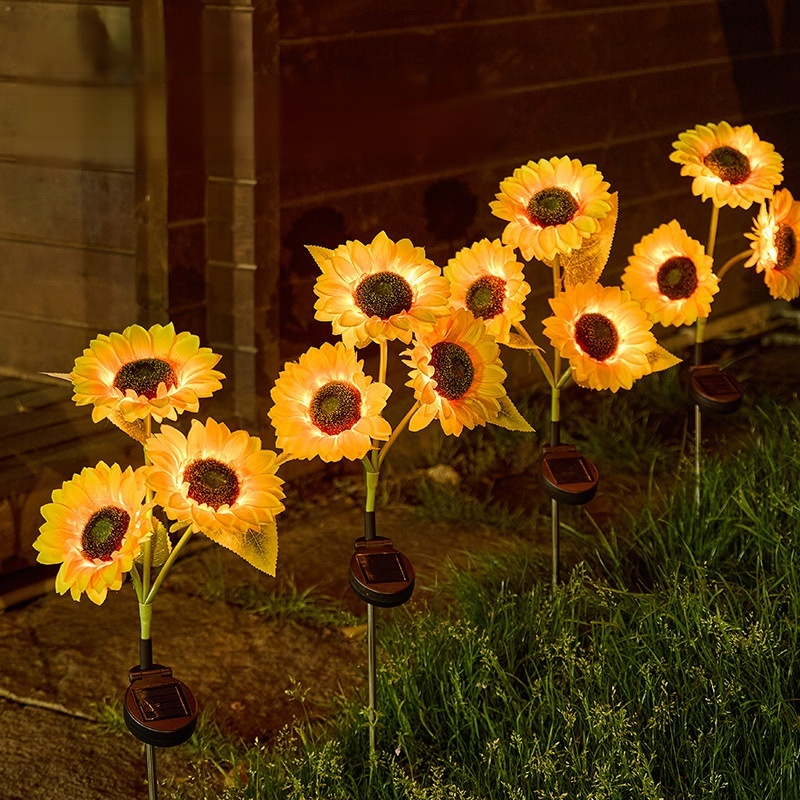 Outdoor solar landscape lights