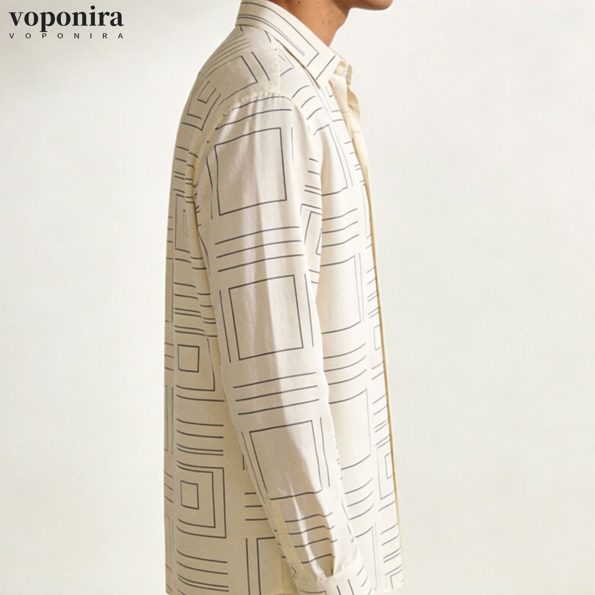 オフホワイトのストライプシャツ