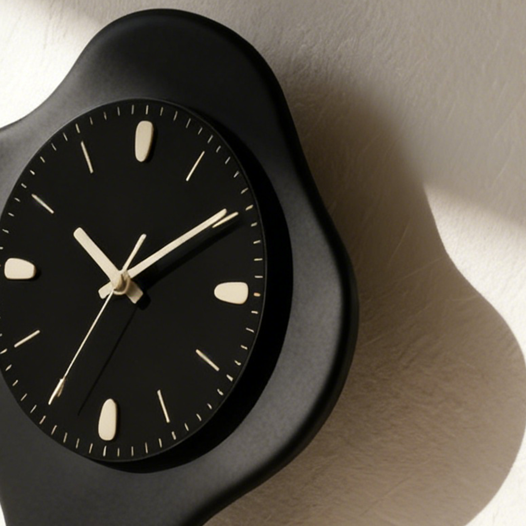 นาฬิกาแขวนดีไซน์ล้ำสมัยลายเส้นโค้งสำหรับตกแต่งบ้าน