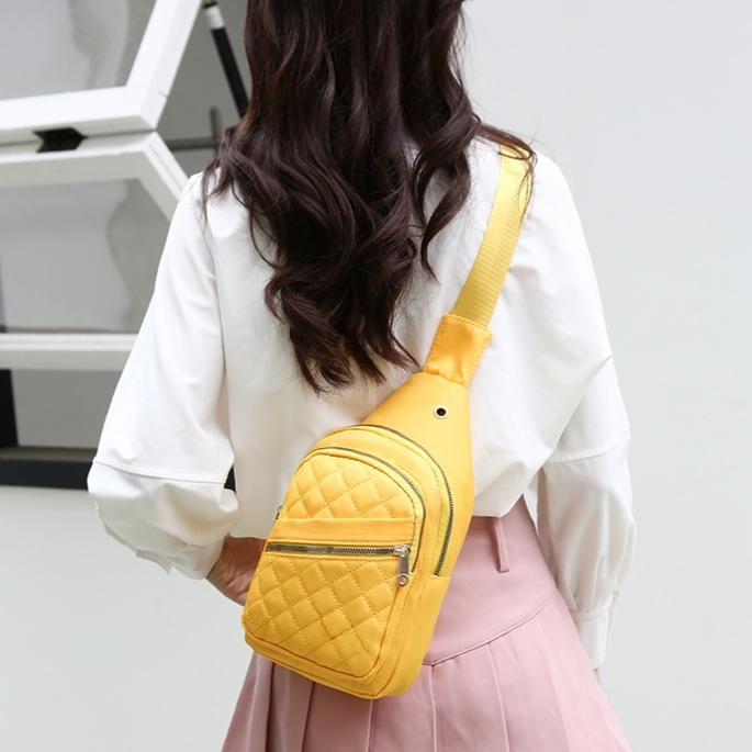 多層刺繍と大容量が特徴の、ミニマルなデザインの新作レディースチェストバッグ。