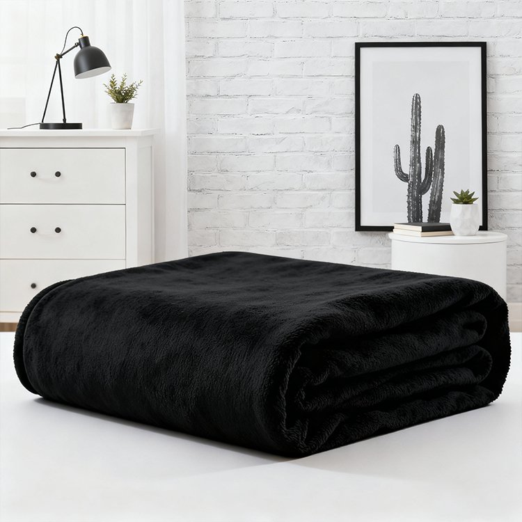 Černá měkká deka na pohovce