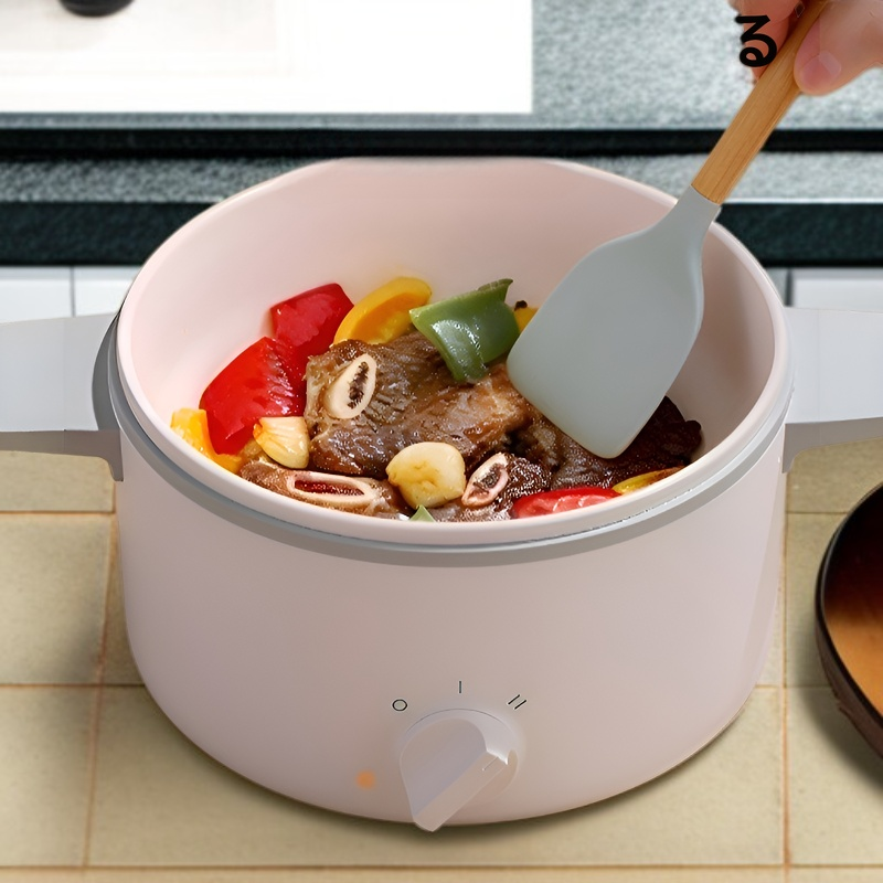 Kompakter Elektrokocher beim Kochen einer Mahlzeit