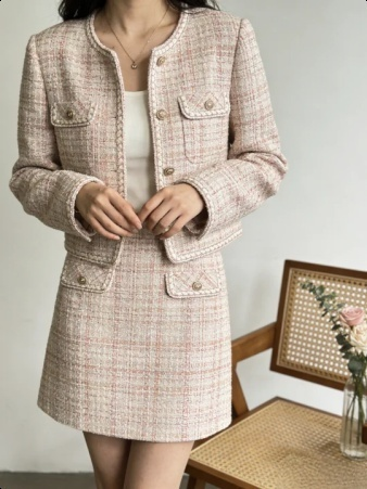 Zweiteiliges Set bestehend aus kurzer Jacke mit Rundhalsausschnitt und A-Linien-Rock