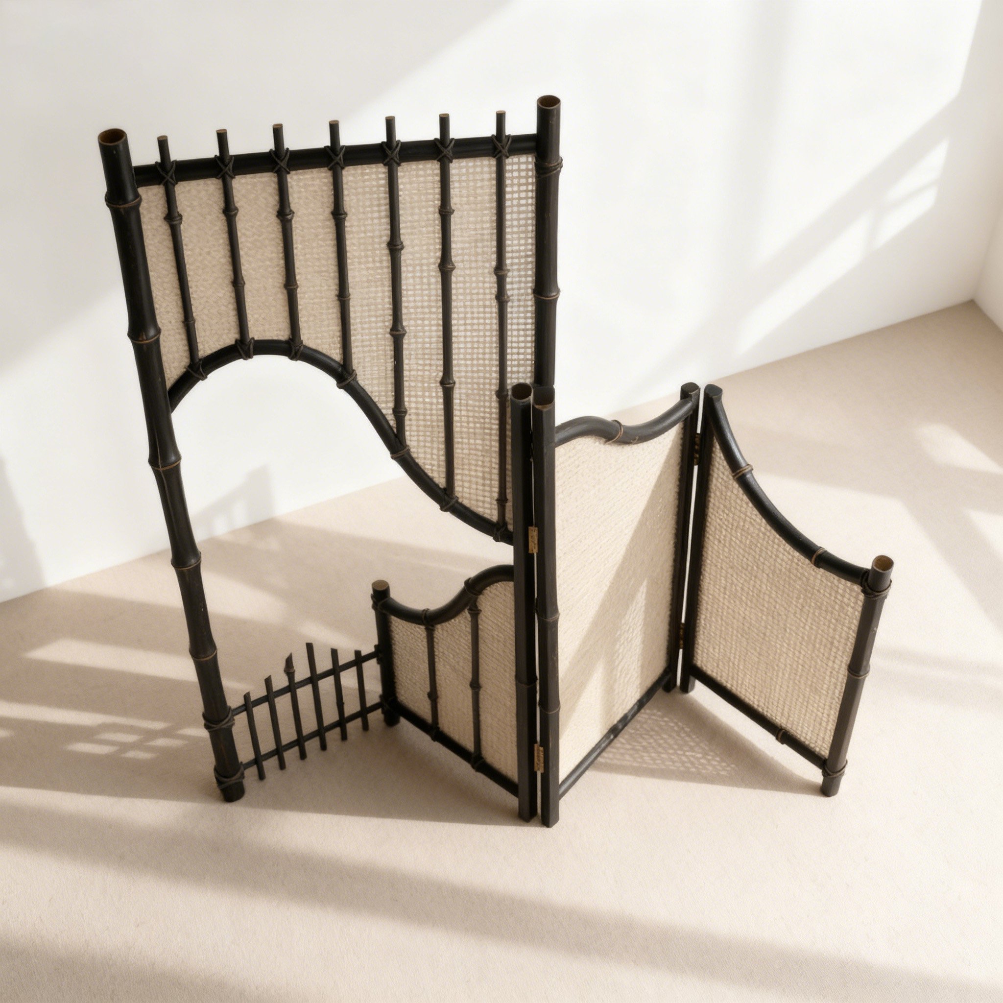 Separator de cameră din bambus artizanal în living modern