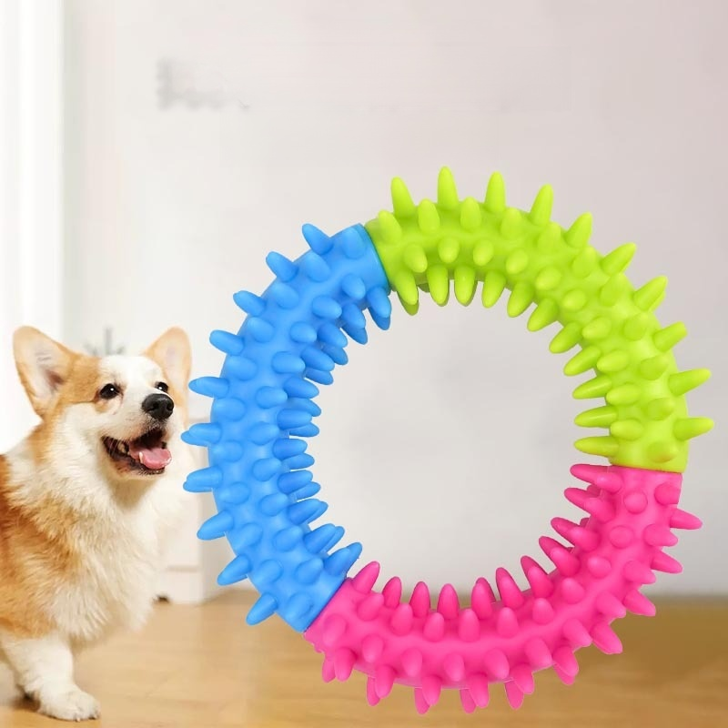 狗狗啃咬橡膠玩具