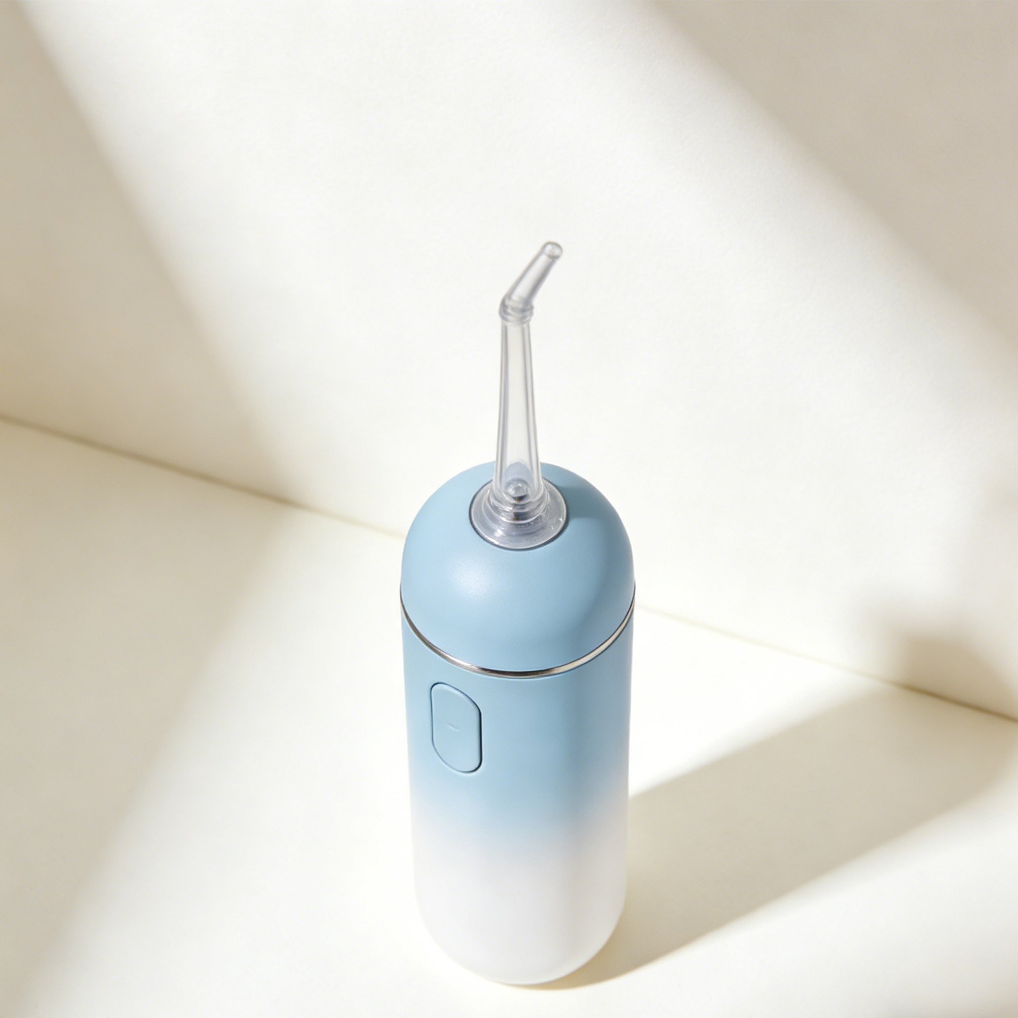 Vista del irrigador dental portátil y sus accesorios