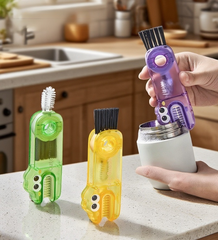 Kunstvolle Tasse auf dem Tisch