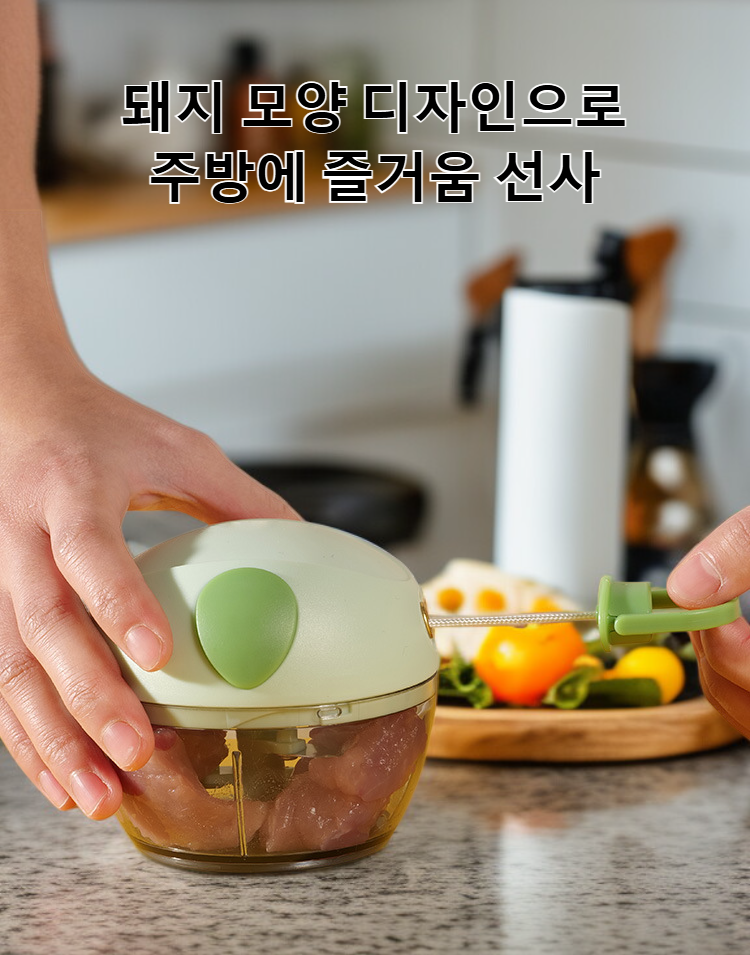 귀여운 돼지 디자인의 마늘 뽑는 기계 사용 장면