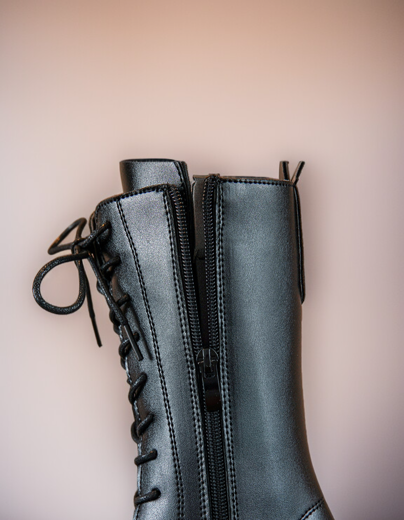 個性的なデザインのレザーブーツ