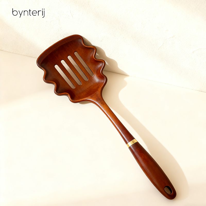 ตะหลิวพิเศษสำหรับทอดไข่และผัดผักในครัว