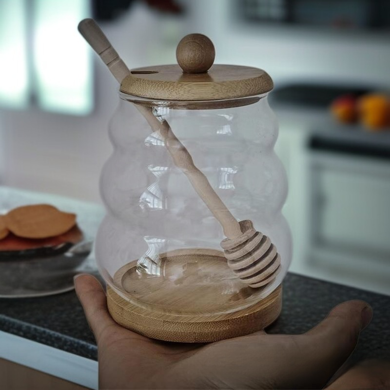 Honigglas mit Rührstab als stilvolles Küchenaccessoire