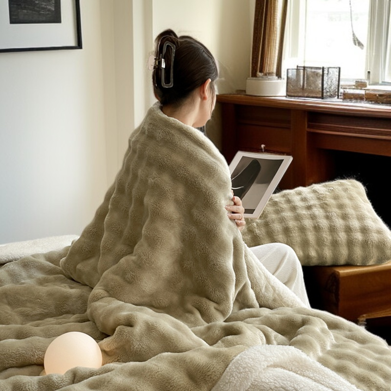 雙層加厚毛毯床上擺放圖