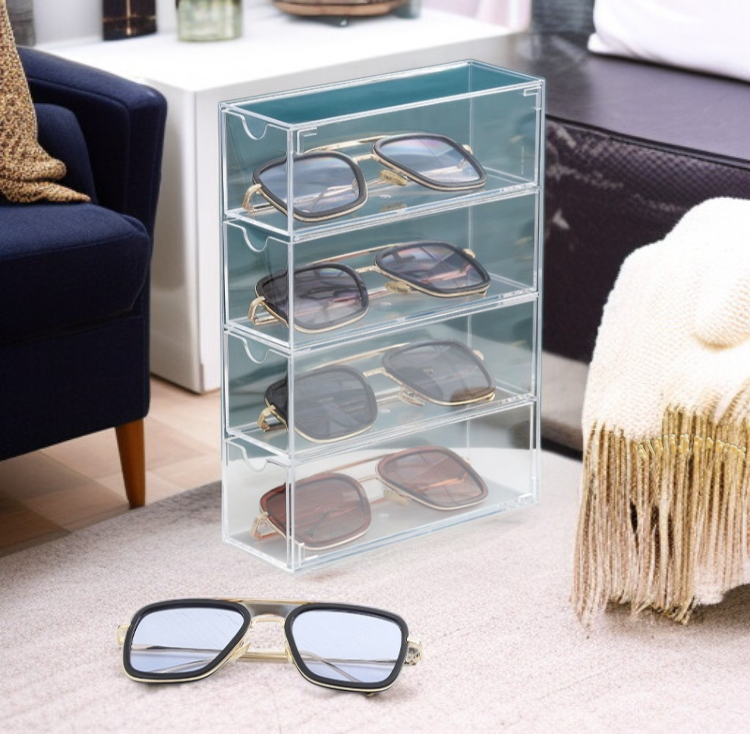 文具やサングラスを収納したアクリルケース