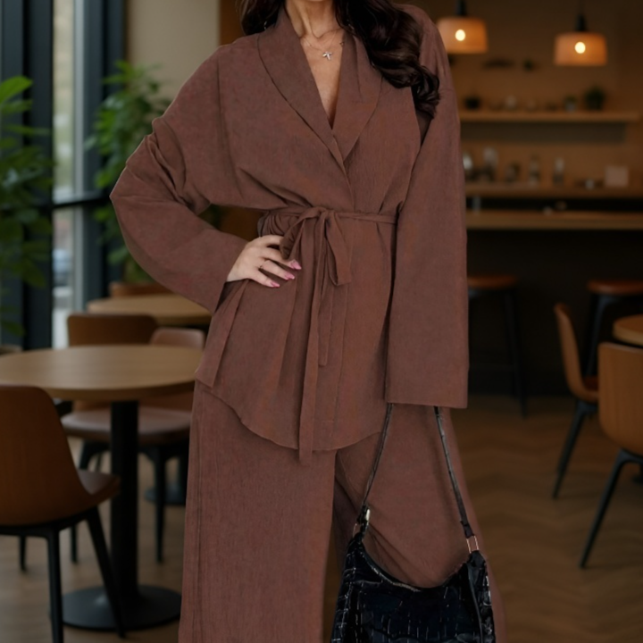 طقم عصري مع ياقة على شكل V ورباط عند الخصر