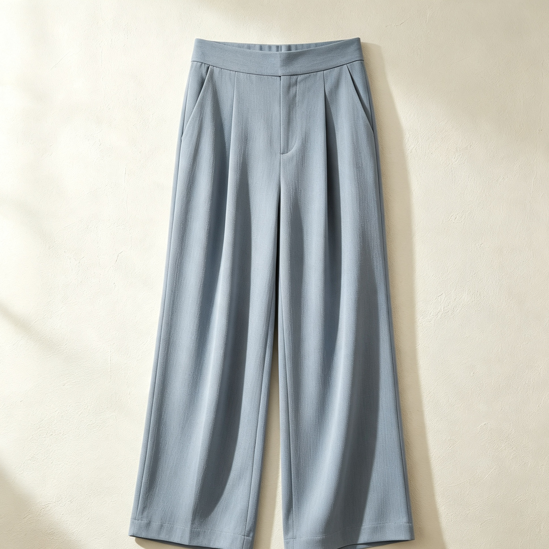 ハイウエストのワイドレッグパンツ