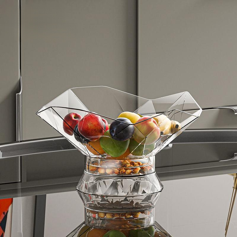 จานขนมและผลไม้ในห้องนั่งเล่น