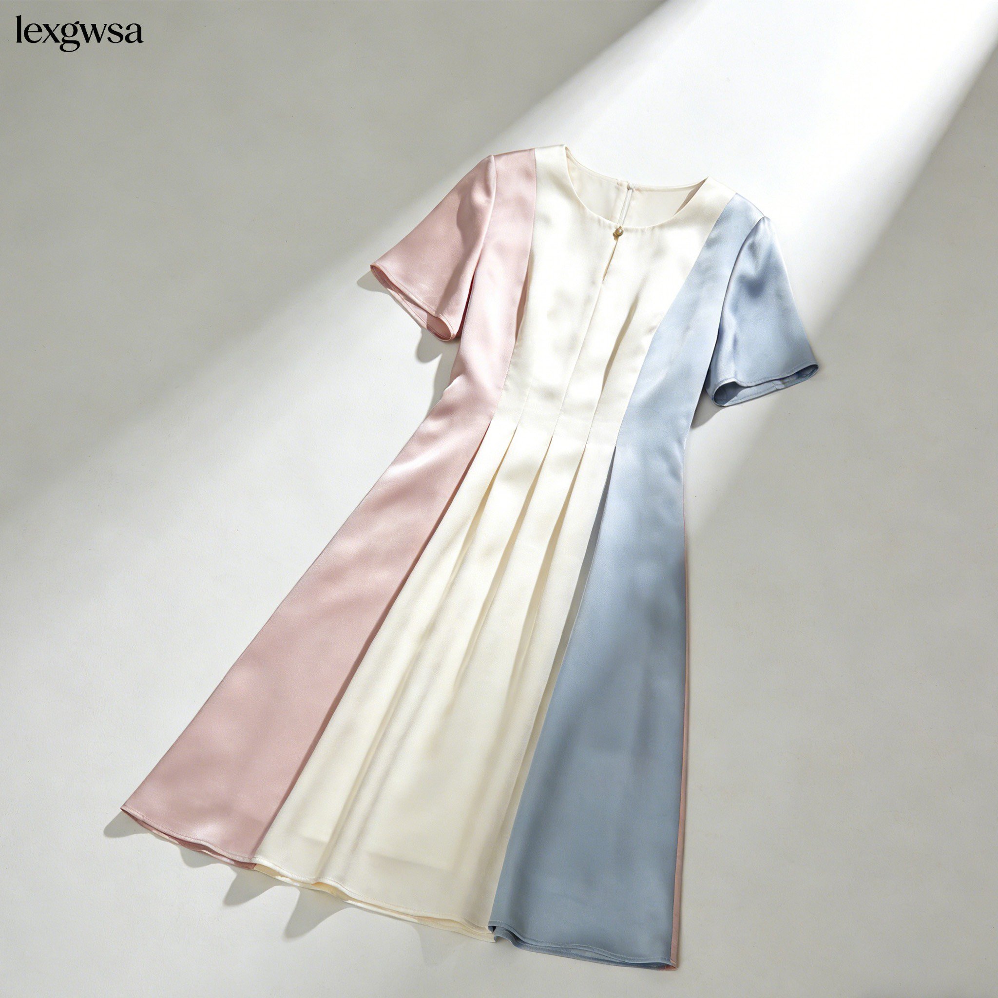 ผู้หญิงสวมชุดเดรสฤดูร้อนสีพื้น