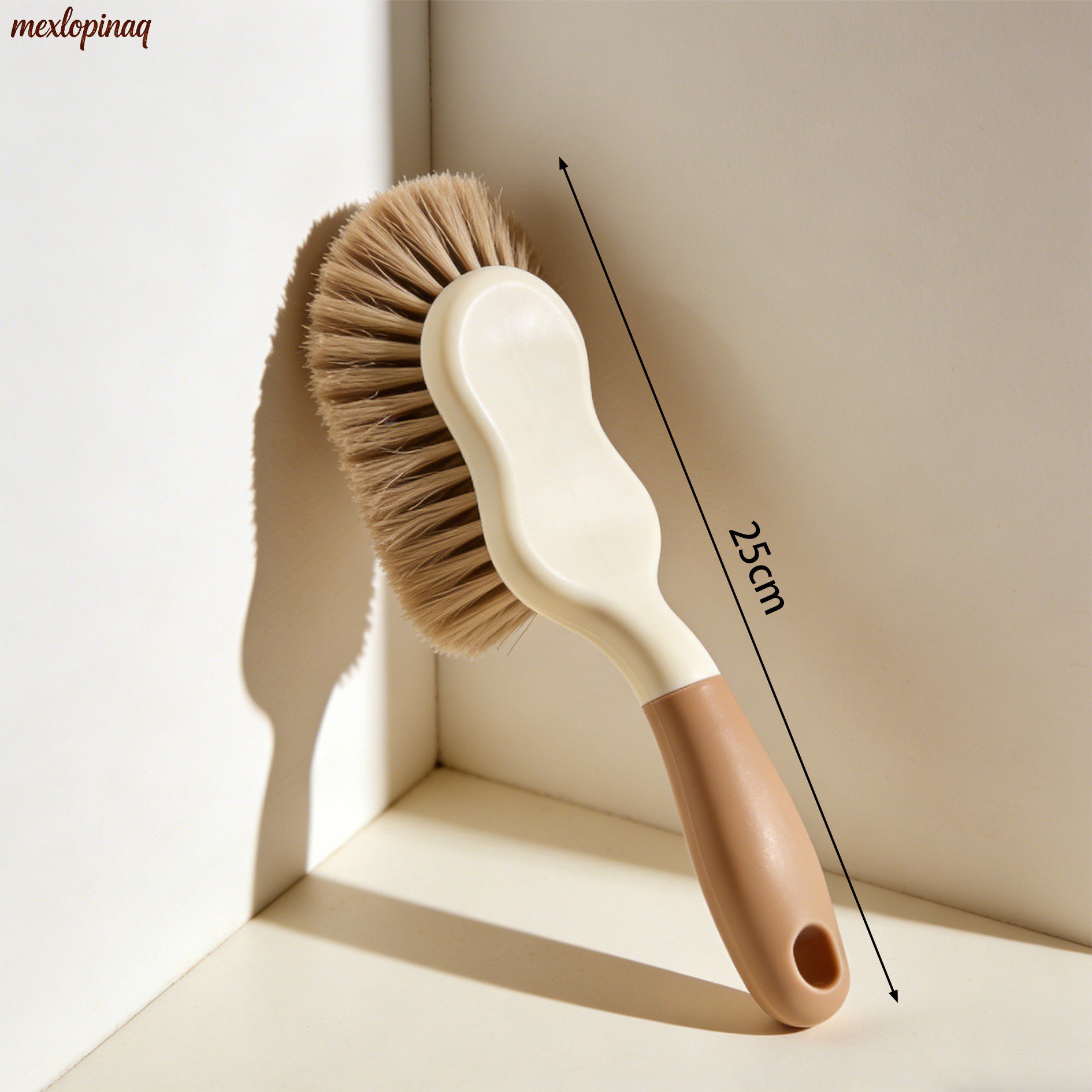 브러시로 가전제품 먼지 제거하는 장면