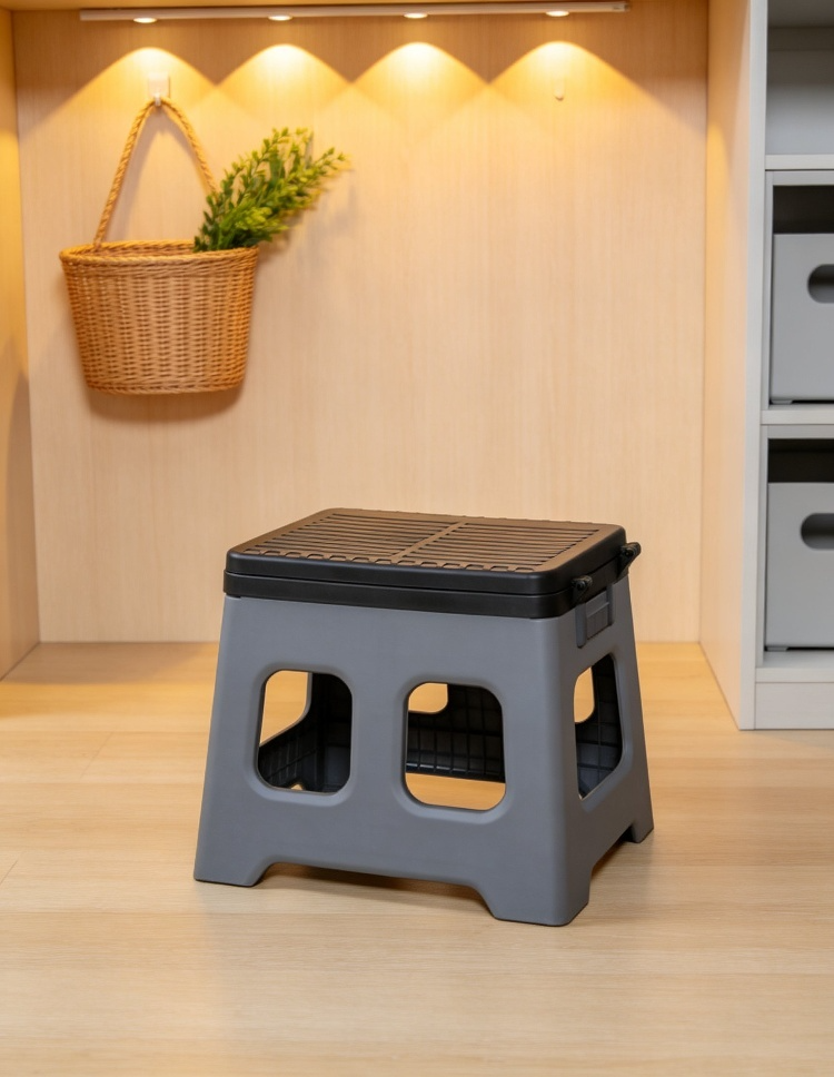 Emergency folding toilet for outdoor situations