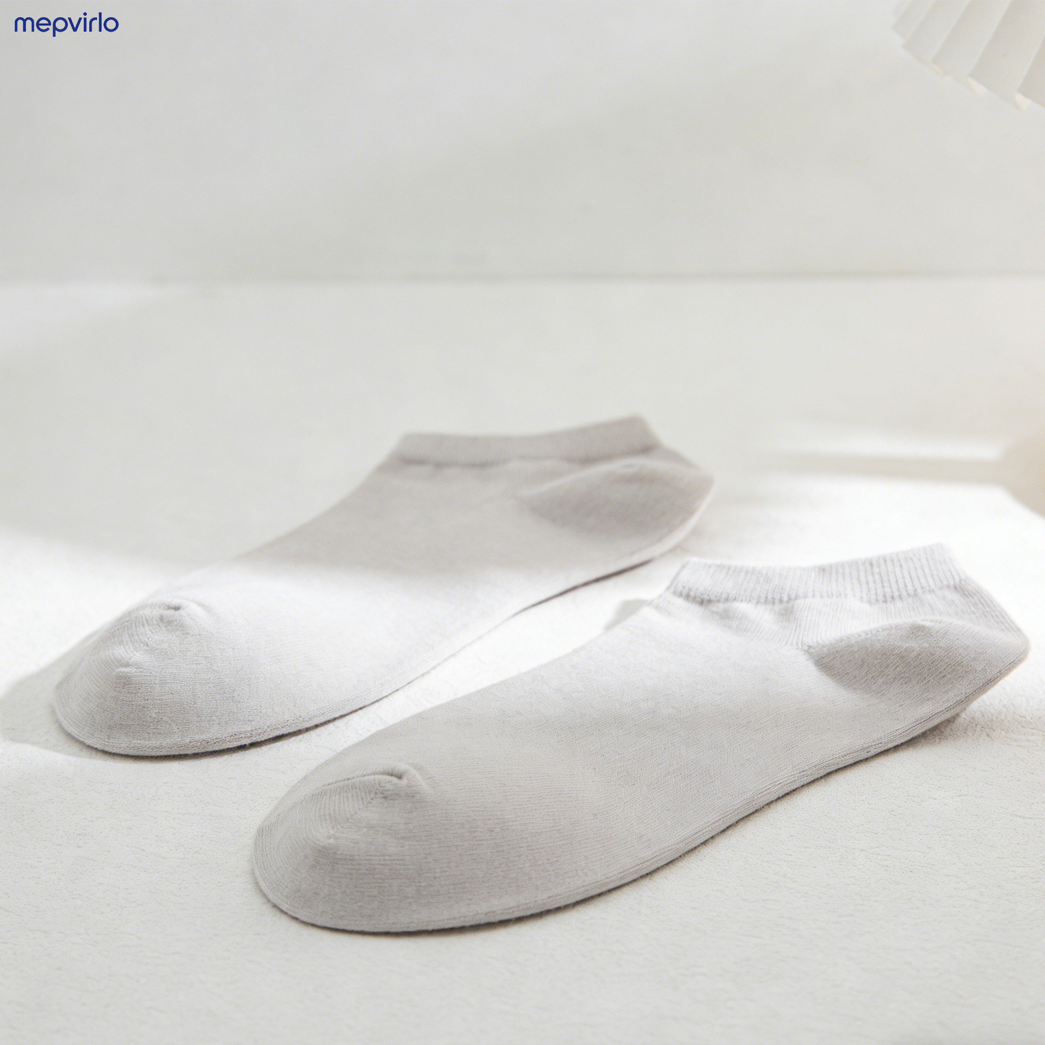 연회색 발목 양말 소재 디테일