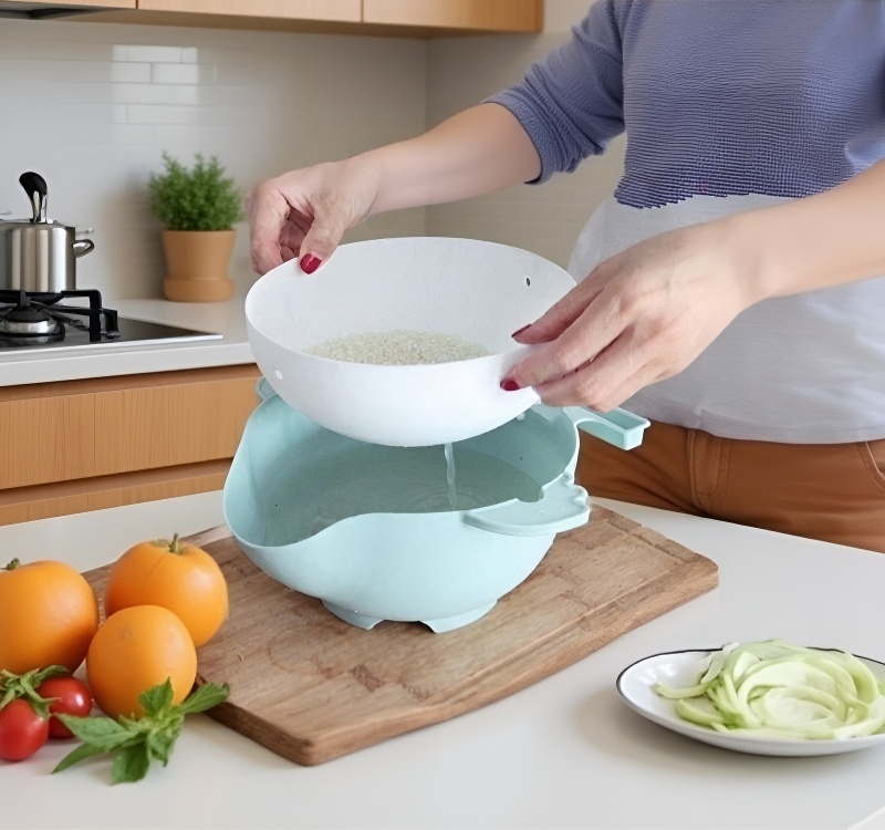 安全設計の野菜カッターで調理中