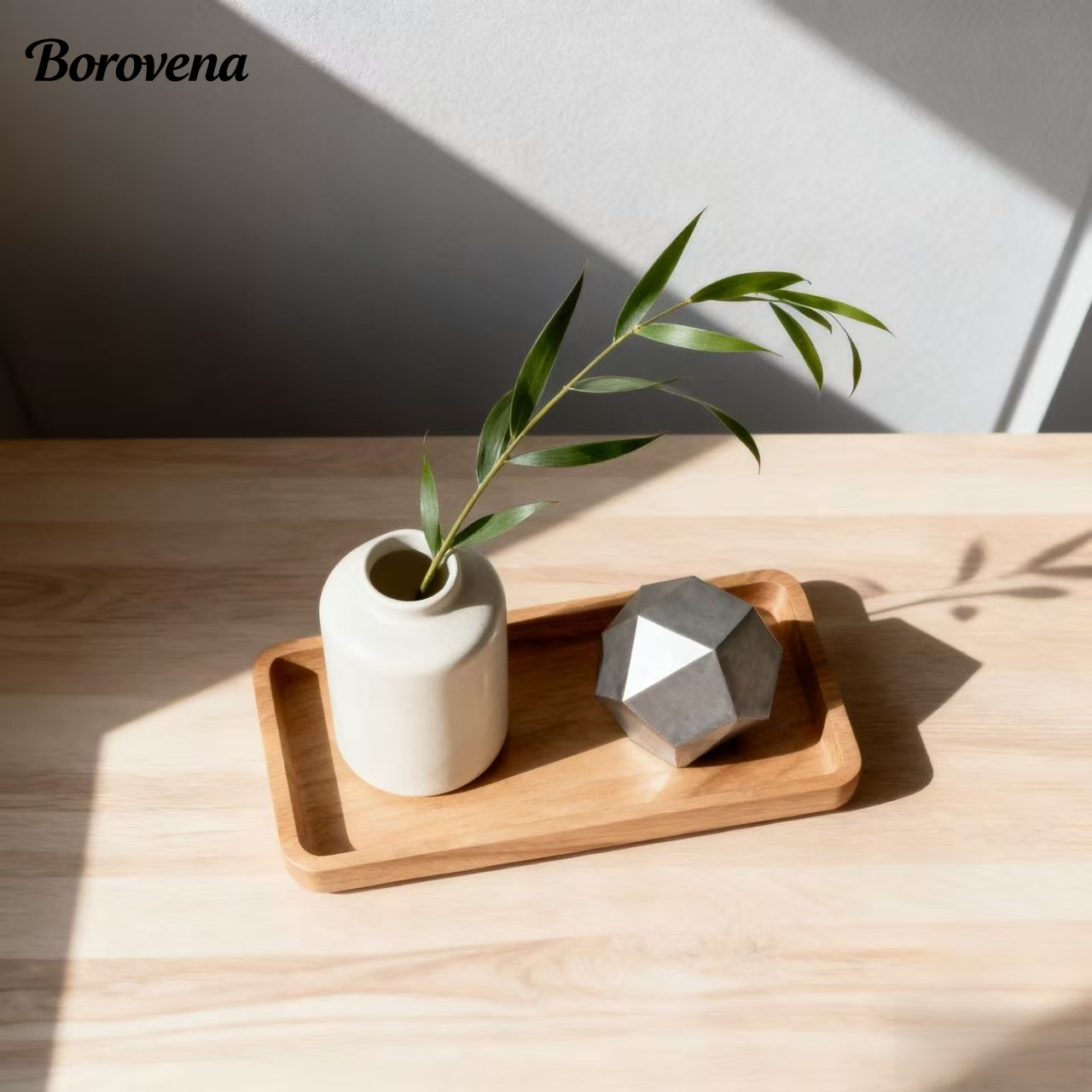 陶器の花瓶、銀灰色の幾何学的な金属装飾