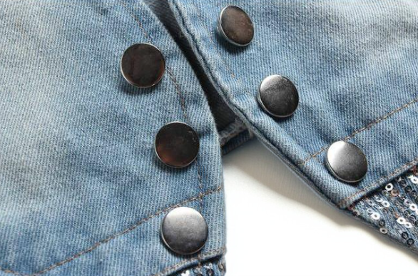 カジュアルコーデのデニムベスト