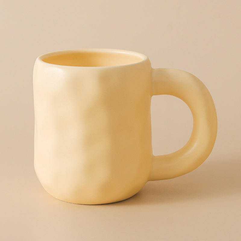 陶器のコーヒーカップ