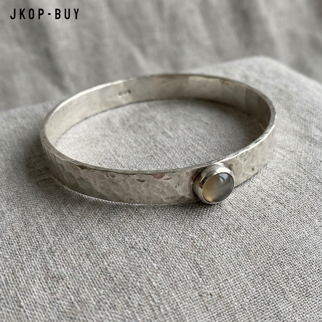 Bague en argent faite à la main vue de face