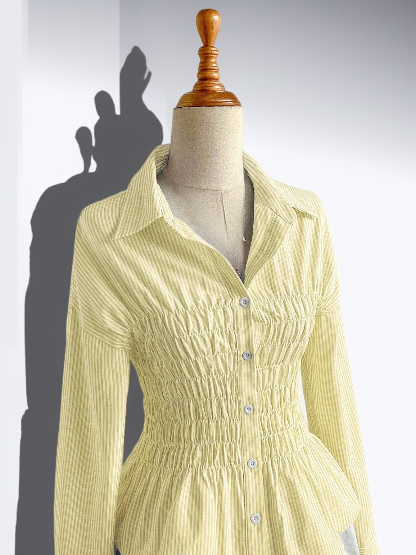 깔끔하고 세련된 셔츠 전체 이미지