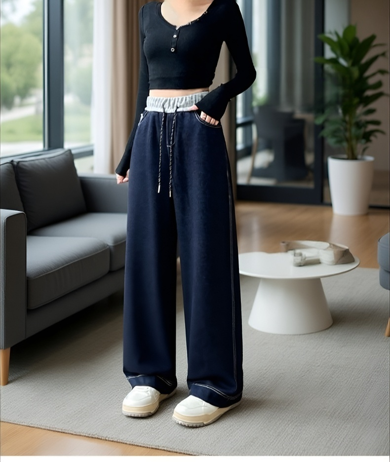 ストレートレッグジーンズの裾部分