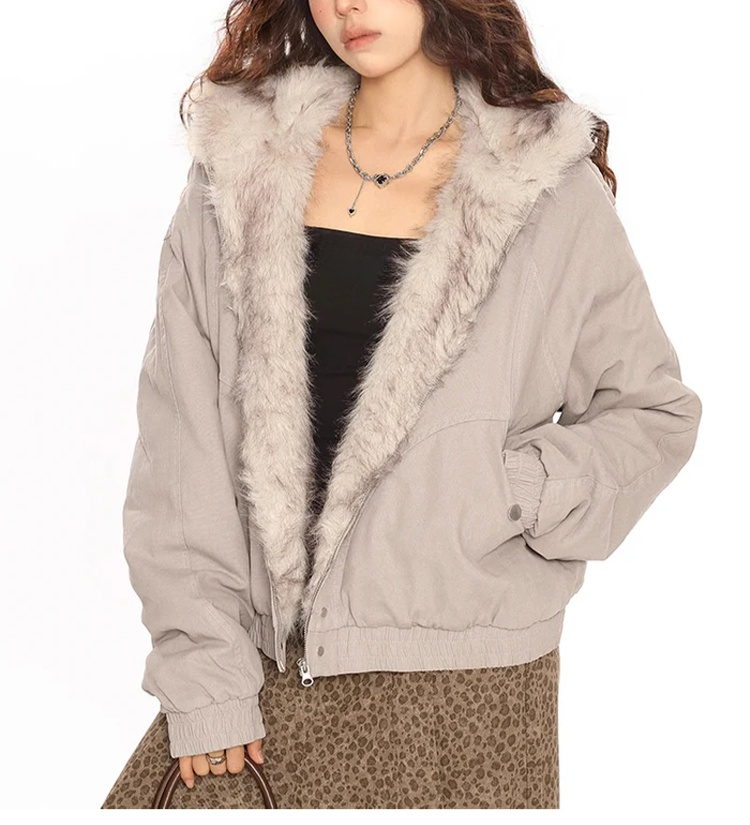 コートの袖とポケットの細部