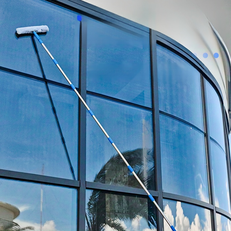 Glaswischer mit Wassersprüher