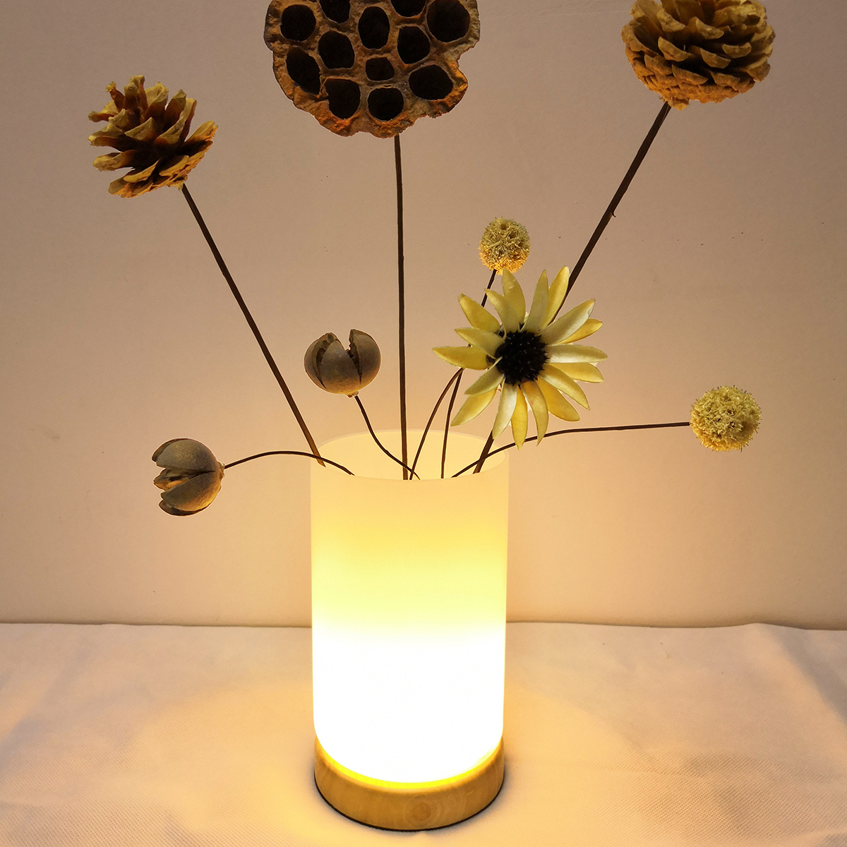 暖かい光のベッドサイドランプ