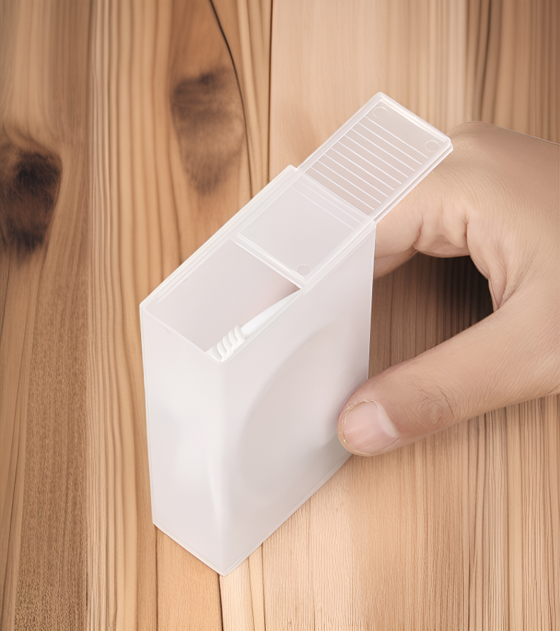 책상 위에 놓인 케이블 보관함