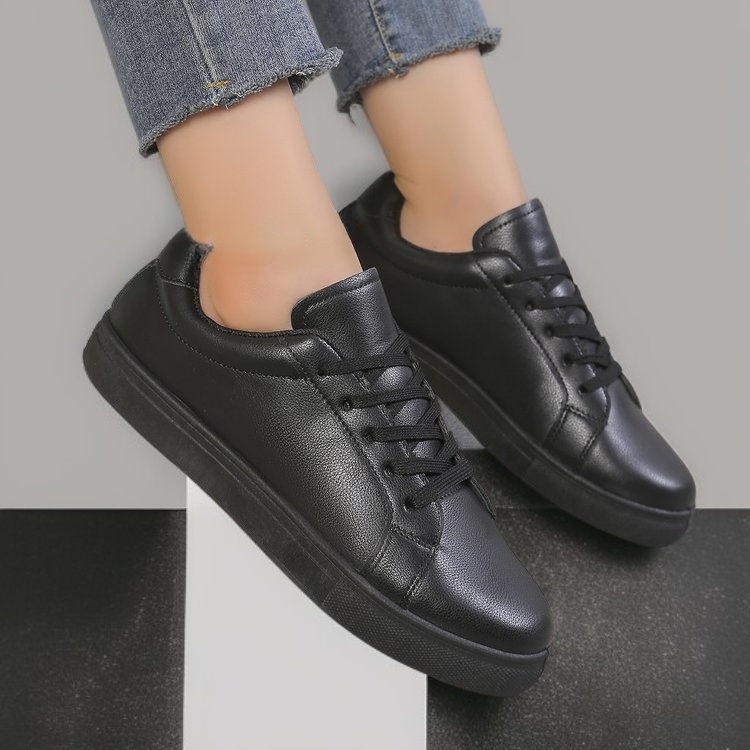 트렌디한 화이트 슈즈 디테일 확대 사진