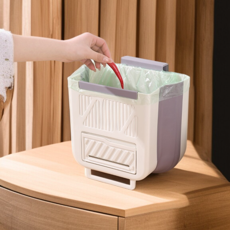 심플한 디자인의 크림색 벽걸이 휴지통