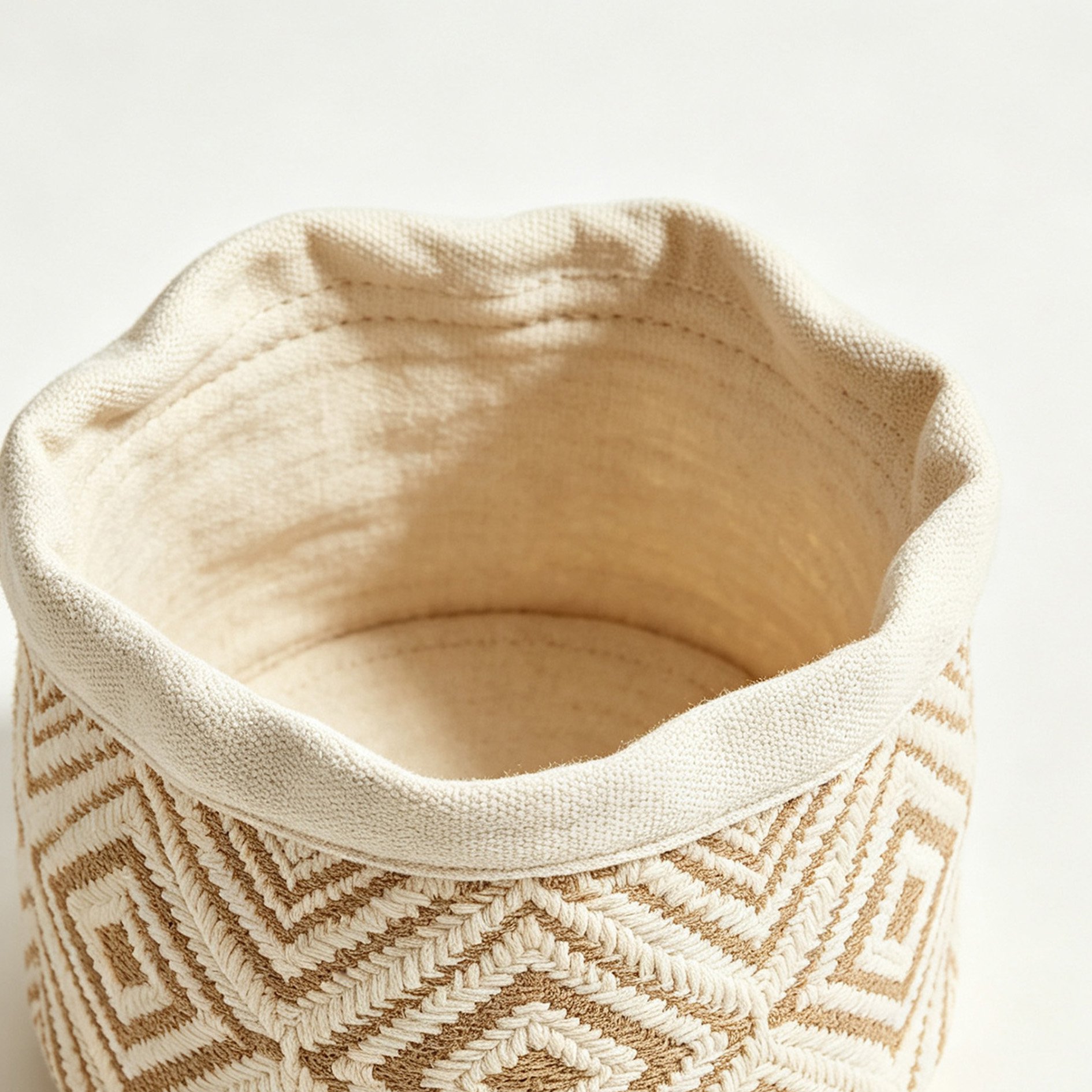 Diamond-patterned cotton and linen storage tube
